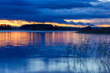 Fototapeta na wymiar Blue sunset on the beautiful lake