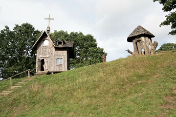 Eine kleine  einfache Holzkapelle - Vienkiemis, Litauen