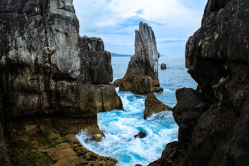 Fototapeta na wymiar 三陸復興国立公園にある唐桑半島の巨釜半造の折石