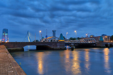 Fototapeta na wymiar Historische Brücke in Rotterdam bei Nacht