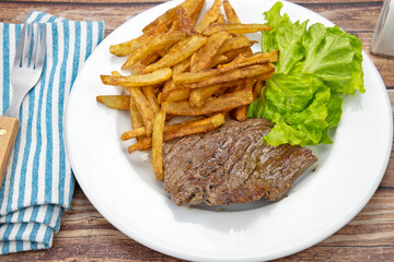 bavette de boeuf grillée et frites dans une assiette	