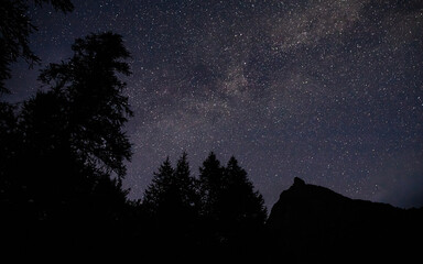 montagne nuit étoilée pause longue avec joli ciel en France dans les alpes 