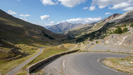 paysage de montagne en france dans les alpes avec une jolie vue sur la route du col.