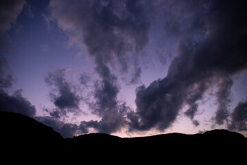ciel pendant un coucher de soleil dans les montagnes du parc naturel regional de l'Ubaye dans les...