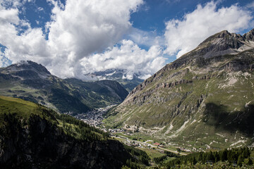 Fototapeta premium payage de campagne et de montagne autour de Val d'Isere en savoie dans les alpes francaise avec jolie vue sur la vallée 