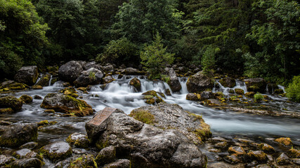 Cascade en pause longue de nuit en Isere dans les alpes francaise.
