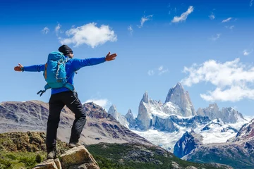 Photo sur Plexiglas Fitz Roy Active hiker hiking, enjoying the view, looking at Patagonia mountain landscape. Fitz Roy, Argentina. Mountaineering sport lifestyle concept