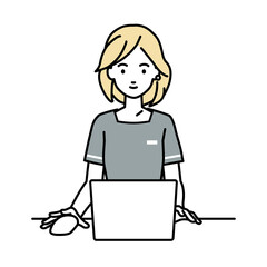 デスクで座ってPCを使っているエステ店員の女性