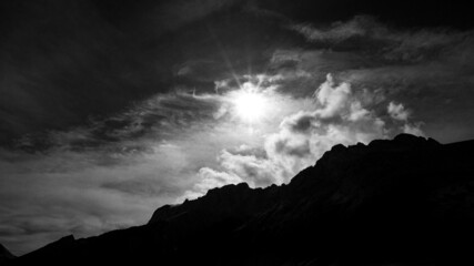 ciel en fin de journée en noir et blanc