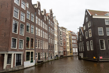 Fototapeta na wymiar Canal y casa de la ciudad de Ámsterdam