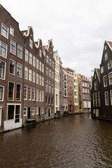 Fototapeta na wymiar Canal y casas de la ciudad de Ámsterdam