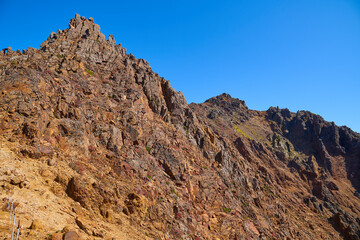 秋の栃木県 那須岳(朝日岳)の南西側の鎖場付近から朝日岳山頂方面を見る