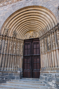 View on the famous Fürstenportal (entrance gate) of the Bamberg cathedral (Bamberger Dom). The statues on top panel of the gate depict judgment day. Bamberg, Bavaria  Germany 
