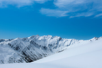 Fototapeta na wymiar Snow covered mountain landscape with powdery slopes in the south island of New Zealand on a sunny day