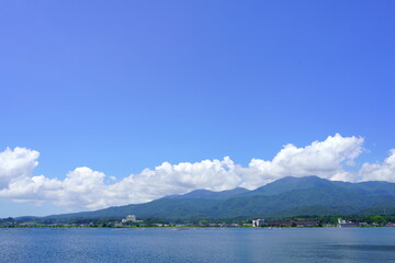 加茂湖と山々