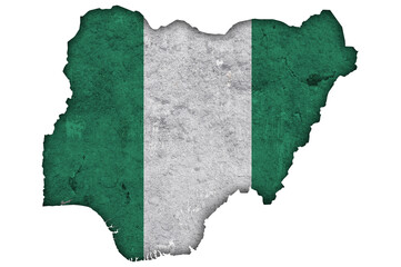 Karte und Fahne von Nigeria auf verwittertem Beton