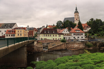 Penig in Mittelsachsen; Blick über die Zwickauer Mulde auf den Stadtkern 