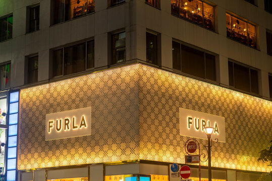 ライトアップされた「FURLA」のブランドロゴ