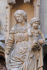 Fototapeta na wymiar statue à l'entrée de la basilique Saint-Pierre d'Avignon