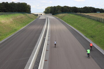 Fahrradfahrer auf der leeren Autobahn.