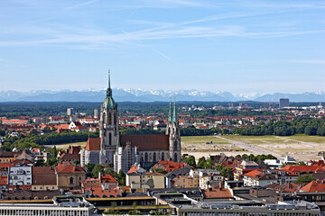 Fototapeta premium Skyline München Panorama mit Bergen