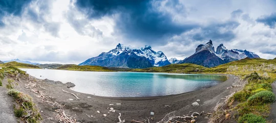 Fotobehang Cuernos del Paine Verbazend berglandschap met Los Cuernos-rotsen en Meer Pehoe in het nationale park van Torres del Paine, Patagonië, Chili