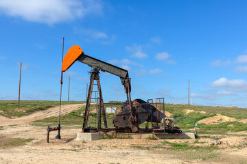 Fototapeta na wymiar oil rig in lowland near Bridgeport, California