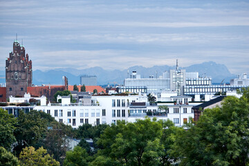 Fototapeta na wymiar Skyline Panorama München mit Bergen