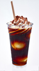 Eiskaffee mit Strohhalm auf weiss