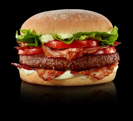 Baconburger mit Tomaten und Salat vor schwarz