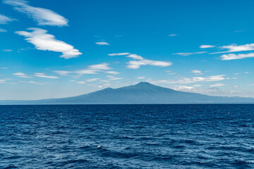 船上から見る鳥海山