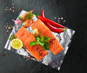 Lachs auf Alufolie und Schiefer mit Zitrone und Kräutern