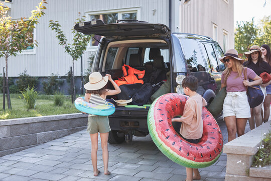 Family packing car before holiday