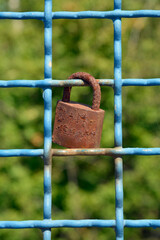 liebesschloss an einem gitter