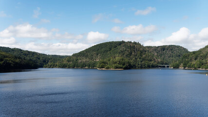 Plan d'eau des Fades-Besserve vu depuis la RD 62 entre le pont barrage et le viaduc des Fades. Lac d'Auvergne - Nature et patrimoine des Combrailles