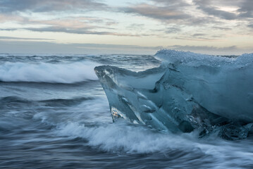 Eisberge im Meer bei stürmischer See 