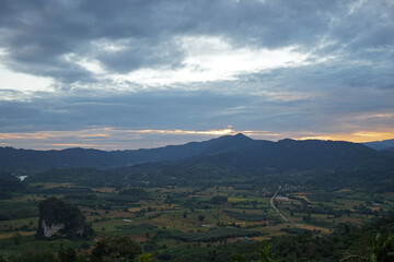 Obraz premium Natural landscape of green mountain range with cloudy blue sky