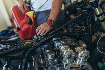 Obraz premium Professional motorcycle mechanic working in bike repair service