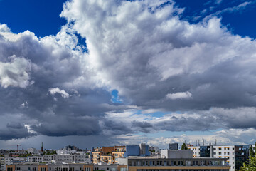 Blick über die Berliner Annenhöfe Richtung Kreuzberg mit einem bedrohlichen Sonne und Wolken Mix