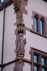 Histoirsche goldverzierte Statue am Frankfurter Römer, in Frankfurt Main