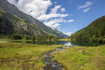 Fototapeta na wymiar summer dayon the Hintersee lake in Austrian Alps