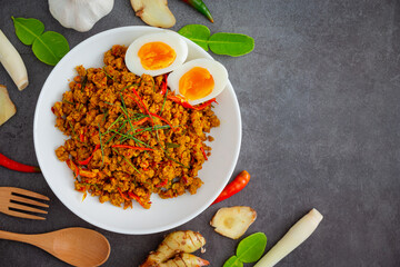 Stir Fried Pork with Yellow Curry Paste