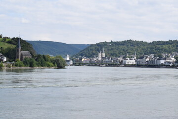 Fototapeta na wymiar breiter blauer Rhein bei Boppard im Mittelrheintal 