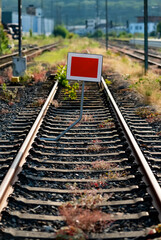 Gleis Sperrung Halt Tafel Schutztafel Strecke Verbot Eisenbahn Schienen Signal Schild Perspektive...