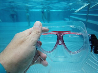 Taucherbrille unter Wasser 