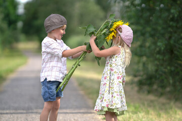 Kinder spielen mit Sonnenblumen