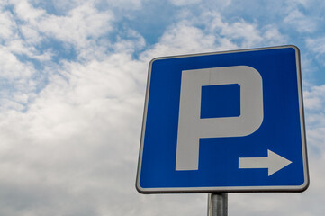 Niebieski znak drogowy parking - obrazy, fototapety, plakaty