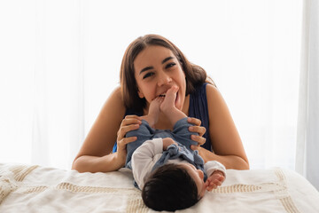 Obraz premium mom playing with son’s feet