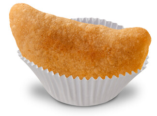 Risoles de queijo em forma branca de papel, comida típica brasileira, em fundo branco para recorte.