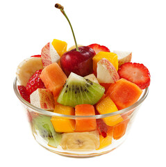 Linda taça de vidro de salada de frutas 
 fundo branco para recorte.